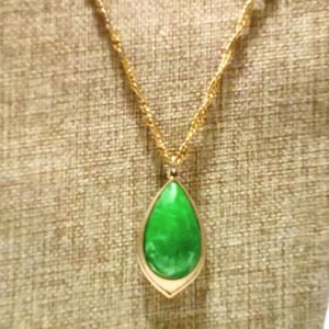 Sarah Coventry Vintage "Emeraude" Gold Tone Green Cabochon Pendant Necklace 1976